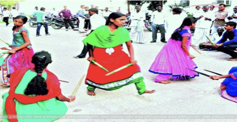 మన జానపద కళలలో కోలాటం. మన జానపద కళలలో కోలాటం.